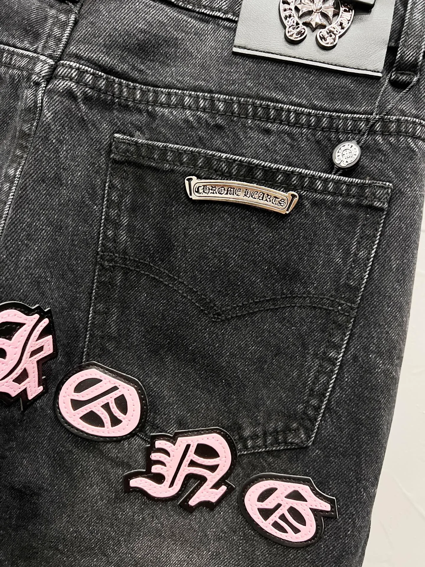 P240 Style number: [M940] Chrome hearts & Chrome hearts 25ss pink and black leather black pants cross patch leather jeans CH Chrome hearts double knee cross patch leather bo1 version logging pants straight working pants B136 Chrome hearts cross Sanskrit overalls Counter price 24W level, patchwork cross flower embellishment, high waist washed jeans! ! Absolutely high-end luxury products, 1.9W level god-level single products, super popular products, made by top heavy industry, not to be missed. About Zangyin, this is an extremely luxurious fashion brand, which can also be called the nobles of the high street. It has always been an exclusive brand of some hipsters or rich second generation. Compared with ordinary high streets, it is more luxurious and noble. Compared with luxury brands, it has a more fashionable personality and has always been a brand that I have a special liking for. Imported yarn is custom-woven into a high-density twill canvas, which ensures a crisp shape while also making the fabric feel very delicate. It follows the B01 classic shape, with a crisp and stylish upper body. The ready-made garments are stone-ground and fermented, so they can be matched with any style. Buttons and zinc-brushing are washed with genuine YKK retro metal products. Double-layered canvas on the front. Perfect details. All hardware is perfect. Size: 30-32-34-36 Color: pink and black leather and black pants